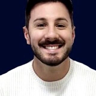 Alejo Savi Casco sonriendo, a cargo de recepción y administración en Rie Odontología