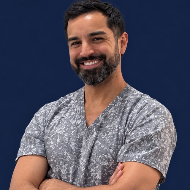 Leandro Martínez sonriendo en el consultorio de Rie Odontología